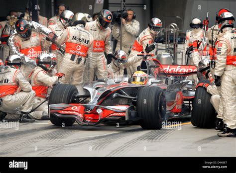 F1 pit crew hi-res stock photography and images - Alamy