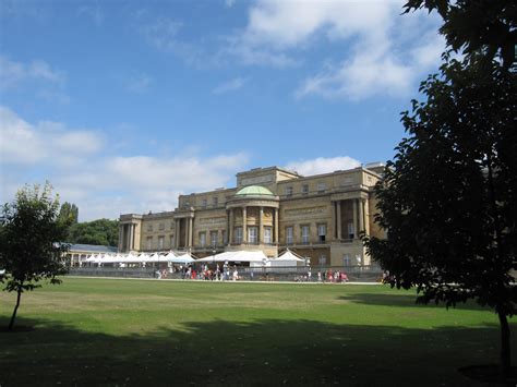 File:Buckingham Palace Garden 001.JPG - Wikipedia