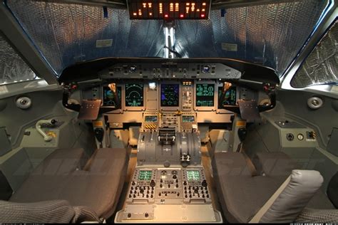 "Q400 cockpit" | Photo Album by AERONEUF | Airliners.net