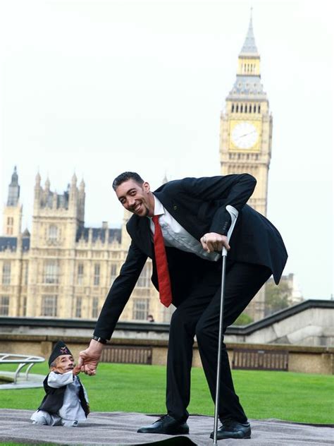 World's tallest man meets world's shortest man | wusa9.com