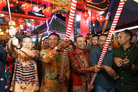 Farhan Lepas Pawai Cap Go Meh 2023 di Klenteng Tua Pek Kong - Portal Kalbar