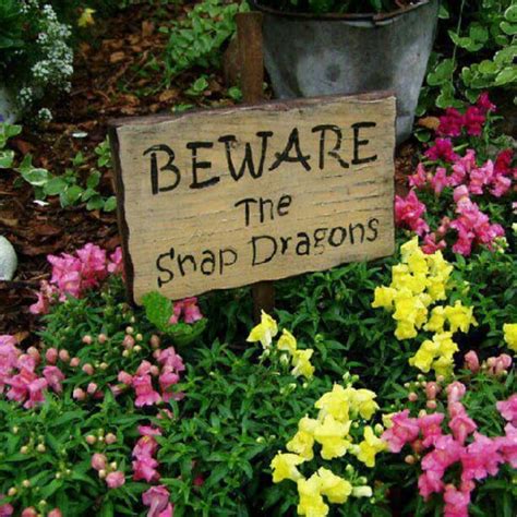 25 super funny Garden signs - A girl and a glue gun