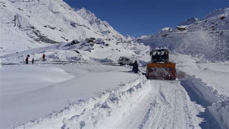 HP Police rescues over 300 tourists stuck in snow near Atal Tunnel ...