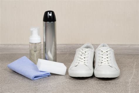 White Leather Shoe Cleaning Kit - Water-repellent Spray, Foam, Rag and ...