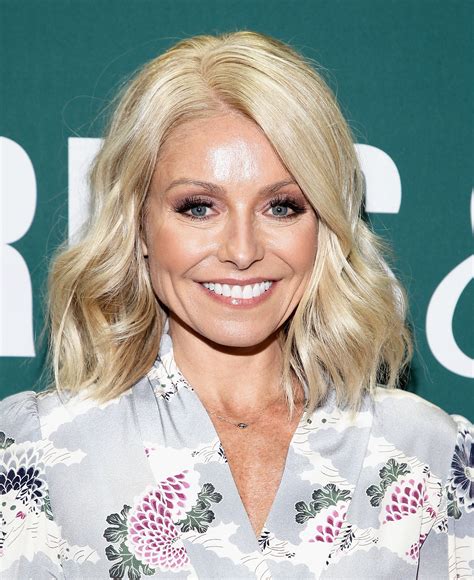 Kelly Ripa Gives a Peek of the Gorgeous Foyer inside Her $27 Million ...