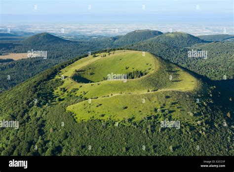 France, Puy de Dome, parc naturel régional de Volcan d'Auvergne, Chaîne ...