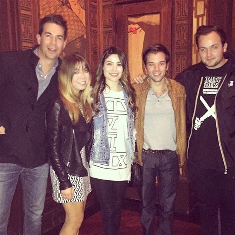 NickALive!: "iCarly" Stars Hold Reunion