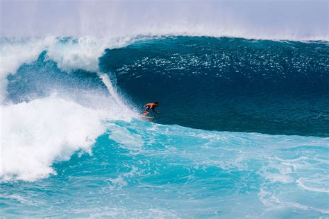 Best Surfing Spots in Oahu, Hawaii • Travel Tips