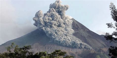 artikel berita: Gunung Merapi meletus