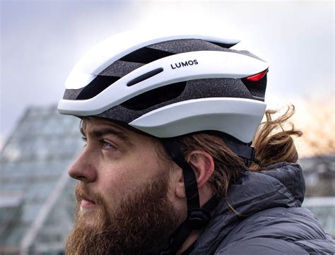 This smart bike helmet with turn signals instantly makes night riding ...