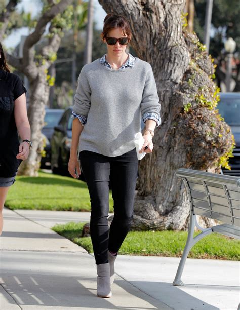 Jennifer Garner Street Style - Out in LA, Feb. 2015 • CelebMafia