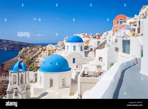 Case bianche e le cupole blu nel villaggio di Oia - Santorini ...