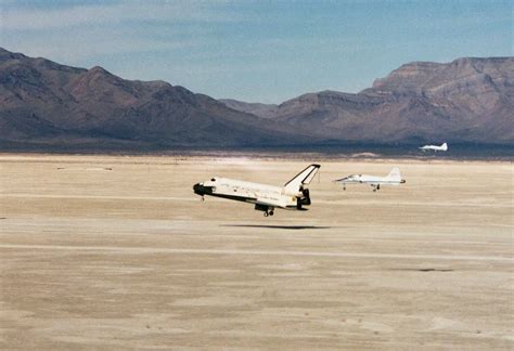 How is space shuttle landing performed? Detailed information