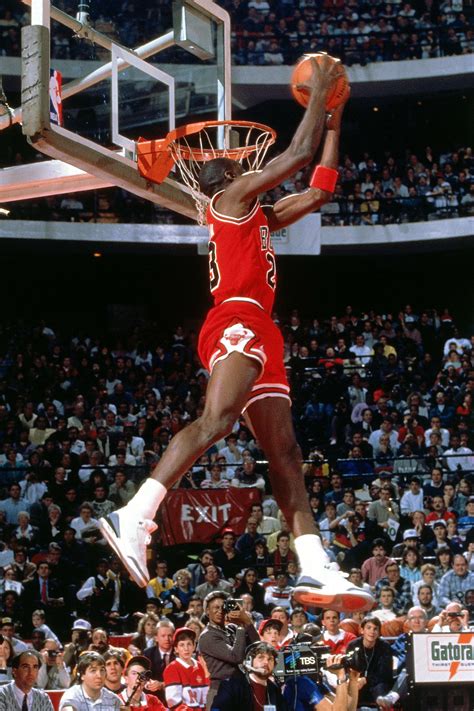 Michael Jordan wins 1988 Slam Dunk Contest at All-Star Weekend Photo ...