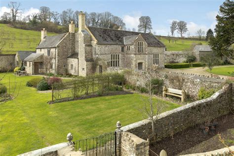 A spectacular Elizabethan manor house with long views of the Devon ...