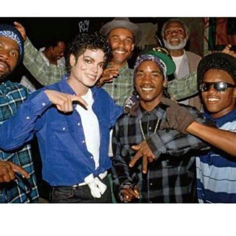 That time Michael Jackson threw a crip sign with real crips on the set ...