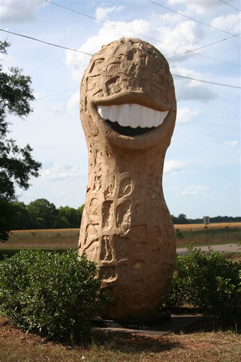 [Frikworld] Jimmy Carter peanut statue