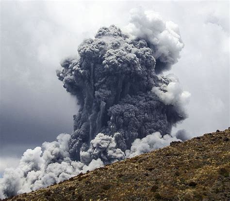 Ash cloud from Mount Tongariro | Volcano, New zealand, New zealand ...