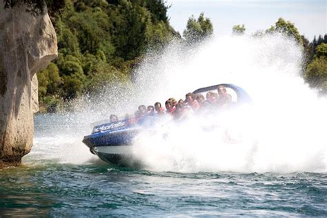 Lake Taupo Hukafalls fast jet boat ride to Taupo's Huka Falls