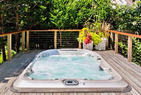 Spa Jacuzzi® J-495™ installé sur une terrasse en bois #spa #jacuzzi ...