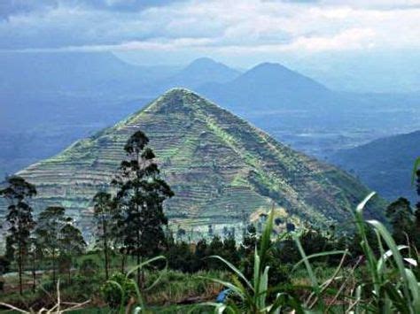 STAR GATES: THE OLDEST PYRAMID ON THE PLANET EARTH??? GUNUNG PADANG ...