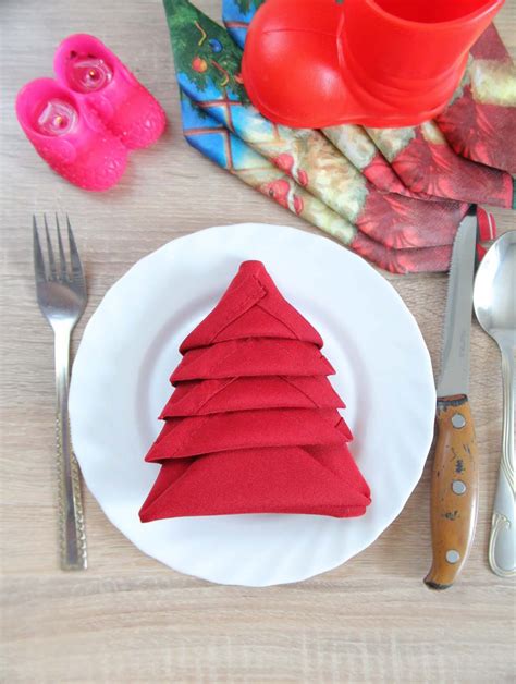 Christmas Napkin Folding 2 Minutes Tutorial - Easy Peasy Creative Ideas