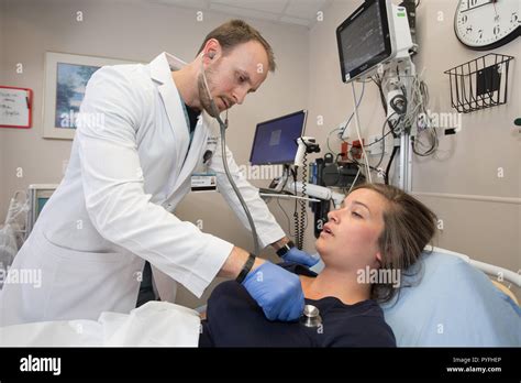 Emergency Room doctor in hospital with patient Stock Photo - Alamy