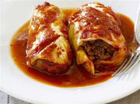 Stuffed Cabbage Rolls in Tomato Sauce Recipe | EatSmarter