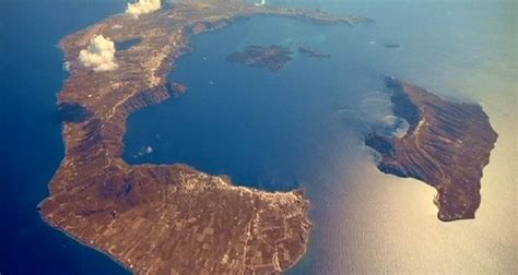 The Santorini volcano caldera is awake again and rapidly deforming ...