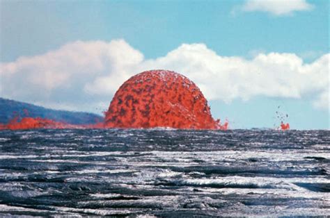 Kīlauea volcano: Image of gigantic lava bubble over the Pacific ocean ...