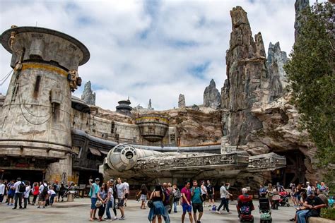 Star Wars Galaxy's Edge: rides, attractions, shows, shops and restaurants