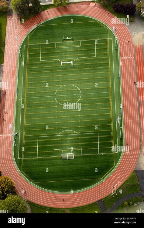 Oval running track hi-res stock photography and images - Alamy