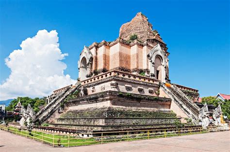 Premium Photo | Wat chedi luang