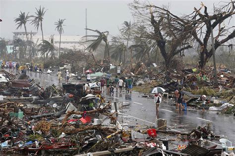 Super Typhoon Haiyan devastates Philippines: More than 10,000 dead ...