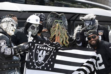 Raiders give new, old fans something to cheer in Las Vegas debut | Las ...