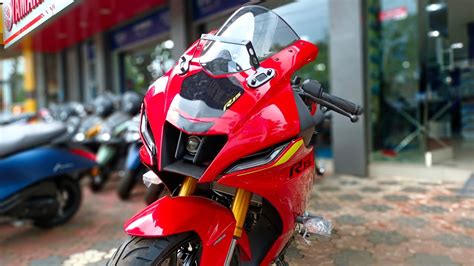 2022 Yamaha R15 V4 | Metallic Red - YouTube