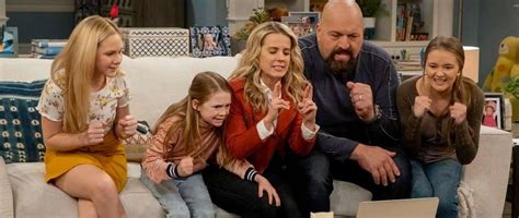 The Big Show Show Series Review | Fun Family Sitcom On Netflix