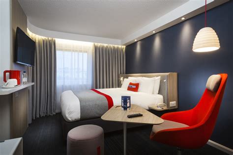 Holiday Inn Express unveils “smart technology” interiors - Design Week