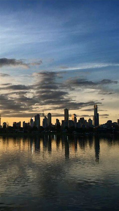 Melbourne sunset on Albert Park Lake | Albert park lake, Melbourne ...