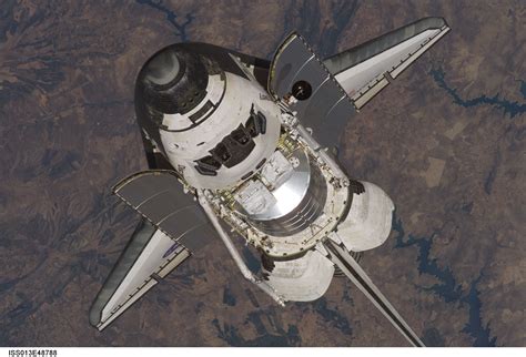 Space in Images - 2006 - 07 - The Space Shuttle Discovery approaches ...