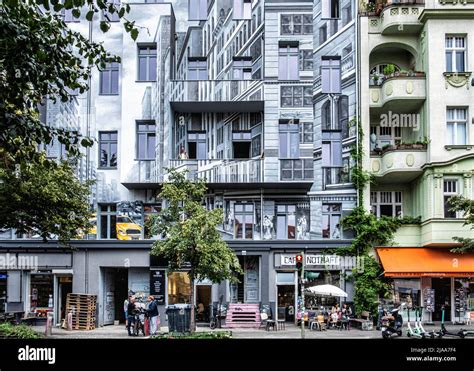 Trompe l'oeil mural artwork on side of building - Schönhauser Allee 43 ...