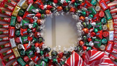 Christmas Candy Wreath. Easy to make. | Candy wreath, Christmas goodies ...