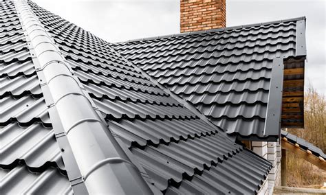 Roofing Installation: Comparing Shingle Options to Metal Roofing