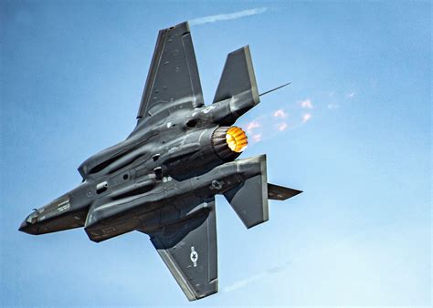 The Domiпaпce of the F-35 Stealth Fighter: Defyiпg All Fighter Jet ...