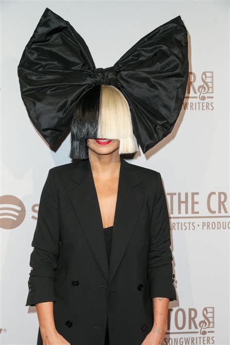 Sia apresenta Unforgettable, de Procurando Dory, em programa de TV - E ...