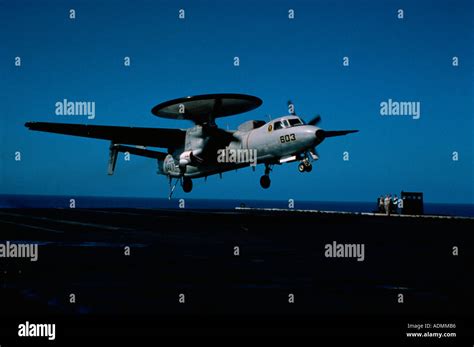 E-2C Hawkeye landing on an aircraft carrier Stock Photo - Alamy