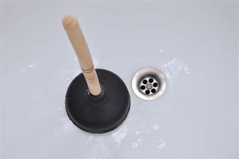 How to Unclog a Bathtub Drain With a Plunger