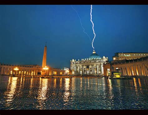 Lightning strikes the Vatican, Vatican City | Awesome lightning strikes ...