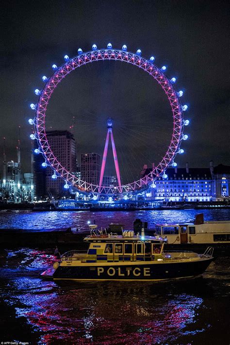 New Year's Eve: London welcomes 2018 with fireworks | Daily Mail Online