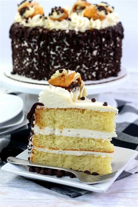 Layered Cannoli Cake Recipe with Chocolate Chips | Rezept